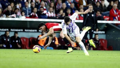 Ander Capa y Óscar Plano disputan el balón.