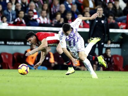 Ander Capa y Óscar Plano disputan el balón.