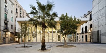 Edificio anexo al Museo Picasso de Barcelona (plaza de Jaume Sabartes, 1). Arquitecto: Jordi Garcés. Comentario: "Una pieza con una clara voluntad y vocación pública, abierta mediante una amplia cristalera que confiere al Museo una nueva articulación con la ciudad, lo que confirma su relevancia global".