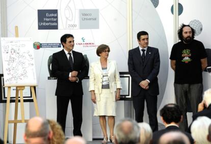 De izquierda a derecha, el presidente de Caja Laboral, Txomin García, la esposa de Javier Aguirresarobe, Patxi López y Mikel Urmeneta, ayer, en la entrega de los Premios Vasco Universal.