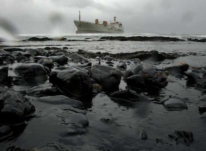 La Junta ha cerrado el caladero de moluscos para proteger a las especies, pero la consejera de Gobernación, Evangelina Naranjo, afirma que el vertido de fuel "no supone un riesgo para la salud de las personas". Las organizaciones ecologistas WWF/Adena y Greenpeace consideran que el encallamiento refleja el "desgobierno" de los miles de buques que fondean en la Bahía de Algeciras.