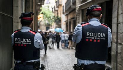 Una patrulla de Mossos d'Esquadra, en Girona.
