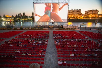 SERIE DE OPINION: Dias de verano (III)
ENTREGA: MIÉRCOLES. 
PIE: Cine de verano a las orilals del Guadalquivir. Sevilla, 10 de julio de 2015./Paco Puentes