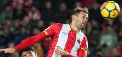 Stuani remata de cabeza en un partido con el Girona.