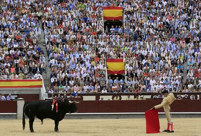 Alejandro Talavante, en el centro de la plaza de Las Ventas, con su primer toro de la ganadería El Ventorrillo.