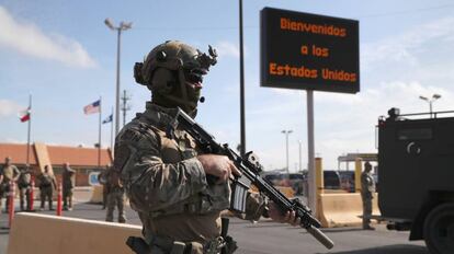Soldados desplegados por Trump en Hidalgo (Texas), fronteriza con México.