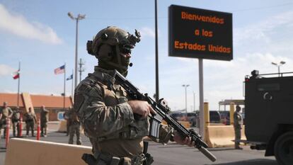 Soldados desplegados por Trump en Hidalgo (Texas), fronteriza con México. 