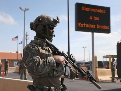 Soldados desplegados por Trump en Hidalgo (Texas), fronteriza con México. 