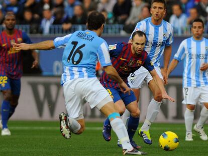 Iniesta, ante Camacho, en el Málaga-Barcelona del pasado domingo.