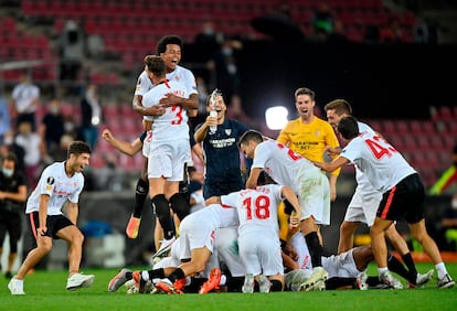 Los jugadores del Sevilla celebran el triunfo ante el Inter en la final de la Europa League.