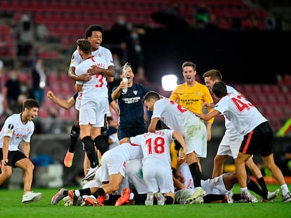 Los jugadores del Sevilla celebran el triunfo ante el Inter en la final de la Europa League.