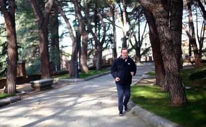 Mariano Rajoy, candidato del PP a la Presidencia del Gobierno, hace ejercicio por los jardines de La Moncloa, este sábado durante la jornada de reflexión.