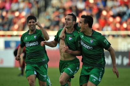 Satisfacción de los jugadores eibarres tras su victoria en Mallorca.