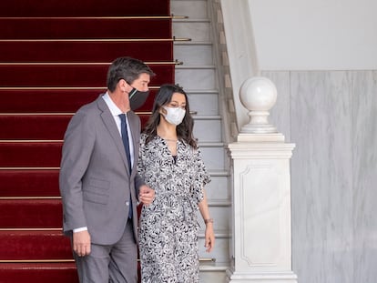 La líder nacional de Ciudadanos, Inés Arrimadas, junto al portavoz regional en Andalucía, Juan Marín, en el Parlamento autonómico.