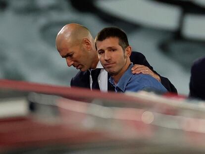 Zidane y Celades, en Valdebebas en este jueves.