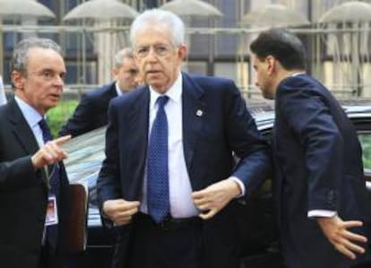 El primer minsitro italiano, Mario Monti (c). EFE/Archivo