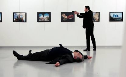 El embajador ruso en Turquía, Andrei Karlov, tumbado en el suelo de una galeria de arte en Ankara (Turquía) tras ser asesinado por Mevlut Mert Altintas, el 19 de diciembre de 2016.