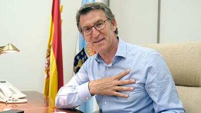 El presidente de la Xunta y candidato del PP a las elecciones gallegas, Alberto Núñez Feijóo, en una foto subida a Twitter tras conocer los resultados de los comicios.