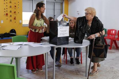 El Parlamento que saldrá de los comicios de este domingo coincidirá con compromisos internacionales como la Conferencia Mundial de los Océanos, que se celebra en Lisboa en 2020, y la presidencia europea, en 2021. En la imagen, una mujer vota en la localidad portuguesa de Oeiras.