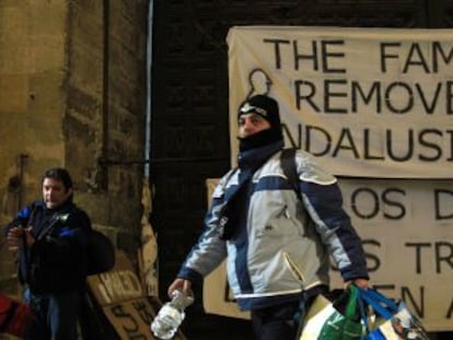 Trabajadores de Roca abandonan un encierro en la Catedral de Sevilla.