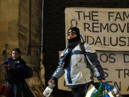 Trabajadores de Roca abandonan un encierro en la Catedral de Sevilla.