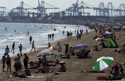 Turistas en la playa de Valencia el &uacute;ltimo fin de semana de septiembre.