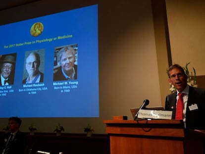 O secretário do comitê do Nobel de Medicina, Thomas Perlmann, anuncia os três premiados desse ano.