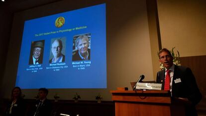 O secretário do comitê do Nobel de Medicina, Thomas Perlmann, anuncia os três premiados desse ano.