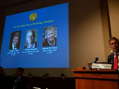 O secretário do comitê do Nobel de Medicina, Thomas Perlmann, anuncia os três premiados desse ano.