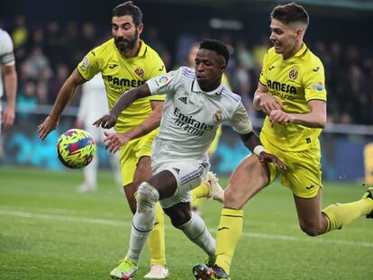 Vinicius pasa entre Albiol y Foyth durante el partido entre el Villarreal y el Real Madrid este sábado.