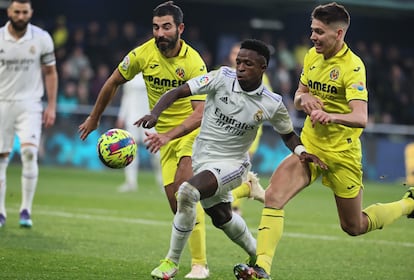 Vinicius pasa entre Albiol y Foyth durante el partido entre el Villarreal y el Real Madrid este sábado.