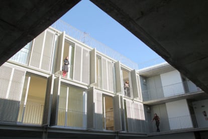 Los tres arquitectos del edificio de la Plaza General Vara del Rey asomados a los balcones de su corrala en pleno Rastro.