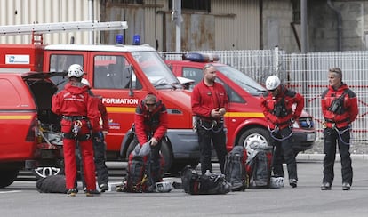 Equipe francesa de bombeiros se prepara para partir da localidade de Digne-les Bains, na França, rumo ao local onde o avião caiu.