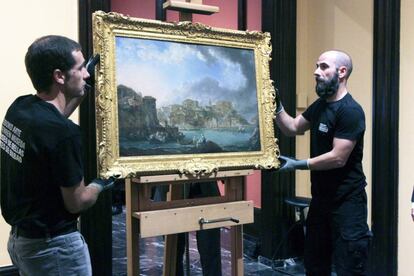 Dos trabajadores del Museo de Bellas Artes de Bilbao cuelgan el cuadro &#039;Vista de Bermeo. 1783&#039;, de Luis Paret y &Aacute;lcazar. 