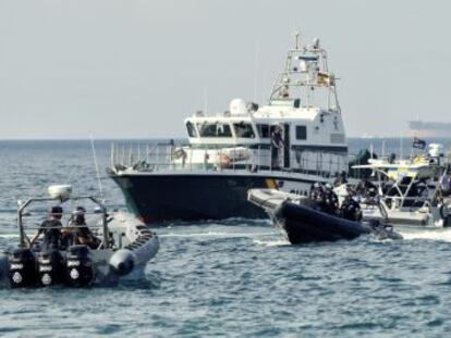 Patrulleras de la Guardia Civil y barcos de Gibraltar, en la bah&iacute;a de Algeciras en agosto de 2013.