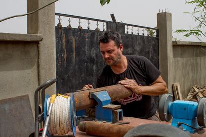 Una de las primeras medidas fue construir un taller en el que poder trabajar para mejorar las herramientas y el material de trabajo. El jardín de la casa de Frank Robador, que reside en Beleko desde hace siete años, fue el lugar elegido. Una mesa, una radial y algunos aparejos más fueron suficientes para empezar a trabajar.