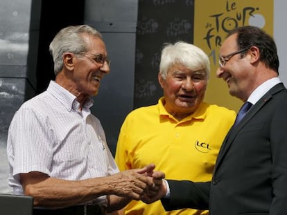 Francois Hollande conversa con Federico Bahamontes y Raymond Poulidor en el podio