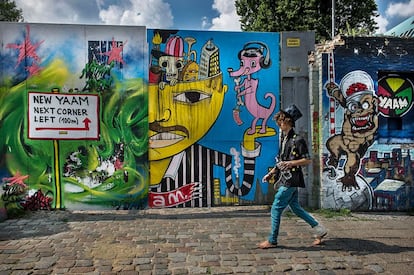 East Side Gallery es un enorme tramo de muro que se ha convertido en una galería de arte al aire libre en donde prestigiosos artistas han dejado su mural para disfrute del turismo.