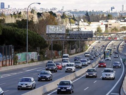 Tr&aacute;fico en la A-6 a la salida de Madrid, en el comienzo del puente.