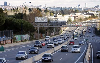 Tr&aacute;fico en la A-6 a la salida de Madrid, en el comienzo del puente.