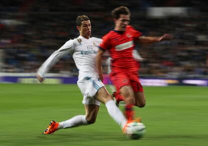 Cristiano Ronaldo intenta robar el balón al jugador de la Real Sociedad Álvaro Odriozola durante la primera parte del encuentro en el Bernabeu.