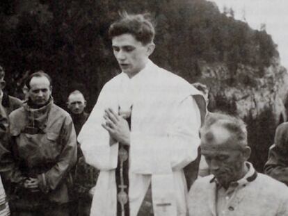 El joven Joseph Ratzinger celebra misa en las montañas de Ruhpolding (Alemania) en 1952.