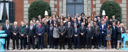 Foto de familia de los premiados, ayer en Barcelona. Entre otros, Javier Monzón, presidente de Prisa, Manuel Mirat, consejero delegado de Prisa, Augusto Delkáder, director editorial de Prisa, y Javier Godó, presidente de Grupo Godó.