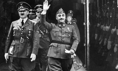 Franco y Hitler, en Hendaya (Francia), en una foto falsificada por el régimen de la entrevista que mantuvieron ambos el 23 de octubre de 1940.