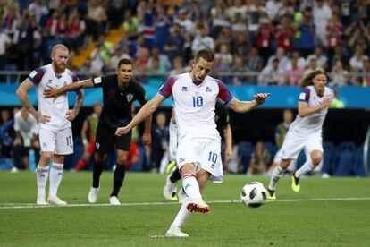 Gylfi Sigurdsson a punto de marcar el gol.