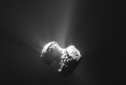 Imagen del cometa 67P/Churyumov-Gerasimenko tomada el 20 de julio de 2015 desde una distancia de 171 kilómetros.