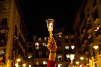 La despedida de los sanfermines al ritmo de 'Pobre de mí', en la plaza del Ayuntamiento de Pamplona.