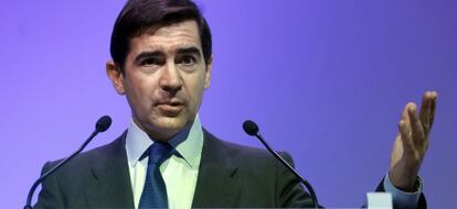 GRA208. MADRID, 30/10/2015.- El consejero delegado del BBVA, Carlos Torres, durante la presentación hoy de los resultados de la entidad que ganó 1.702 millones de euros hasta septiembre de 2015, un 11,8 % menos que un año antes, debido al efecto extraordinario de la incorporación a sus cuentas del banco turco Garanti y a otras operaciones corporativas, sin las que el beneficio hubiera crecido el 45,9 % y alcanzado los 2.815 millones. EFE/J. J. Guillén