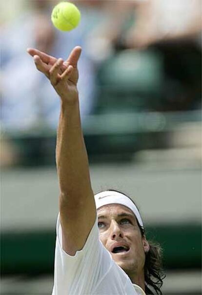 López realiza un saque en Wimbledon.