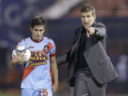 Martín Palermo dóna instruccions com a entrenador de l'Arsenal.